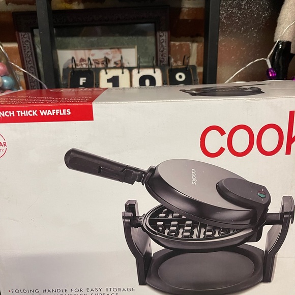 Cooks 180* Rotating Waffle Maker easy clean non stick folding handle NIB - Picture 2 of 5